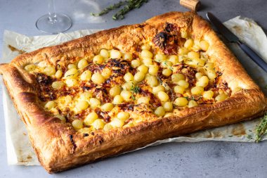 Puf böreği, karamelize soğan, peyniri, kekik ve yeşil üzüm ile yapılan lezzetli üzüm tart. Gözleme üzüm ile. 