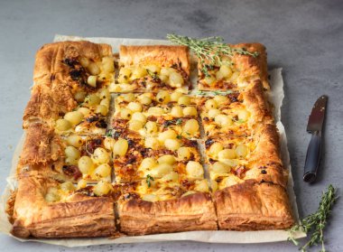 Puf böreği, karamelize soğan, peyniri, kekik ve yeşil üzüm ile yapılan lezzetli üzüm tart. Gözleme üzüm ile. 