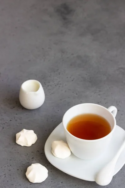 Uma Xícara Chá Preto Com Mini Marshmallow Branco Zephyr Branco — Fotografia de Stock