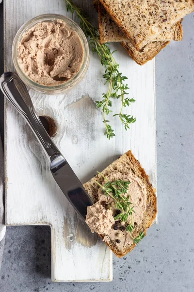 Pate Fígado Caseiro Fresco Frasco Vidro Pão Multigrãos Foco Seletivo — Fotografia de Stock