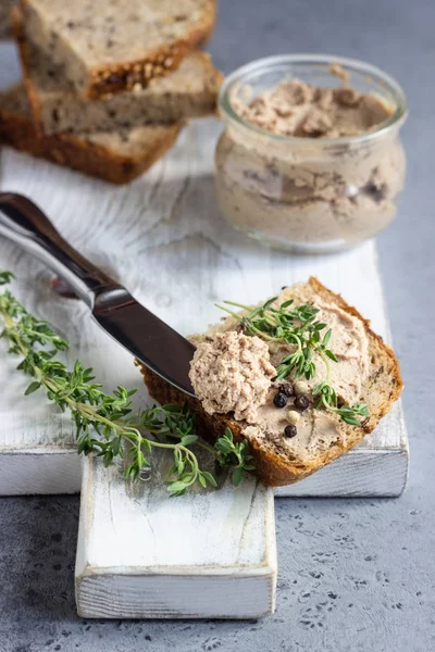 Pate Fígado Caseiro Fresco Frasco Vidro Pão Multigrãos Foco Seletivo — Fotografia de Stock