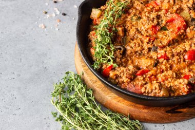 İtalyan sosu bolognese gri beton zemin üzerine kekik ile Pan. Kopya alanı.