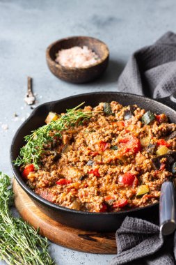 İtalyan sosu bolognese gri beton zemin üzerine kekik ile Pan. Kopya alanı.