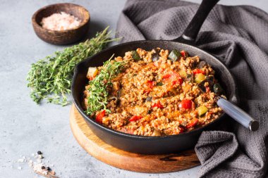 İtalyan sosu bolognese gri beton zemin üzerine kekik ile Pan. Kopya alanı.