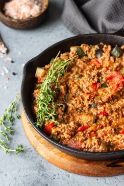 İtalyan sosu bolognese gri beton zemin üzerine kekik ile Pan. Kopya alanı.
