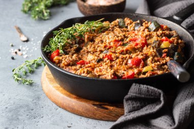 İtalyan sosu bolognese gri beton zemin üzerine kekik ile Pan. Kopya alanı.