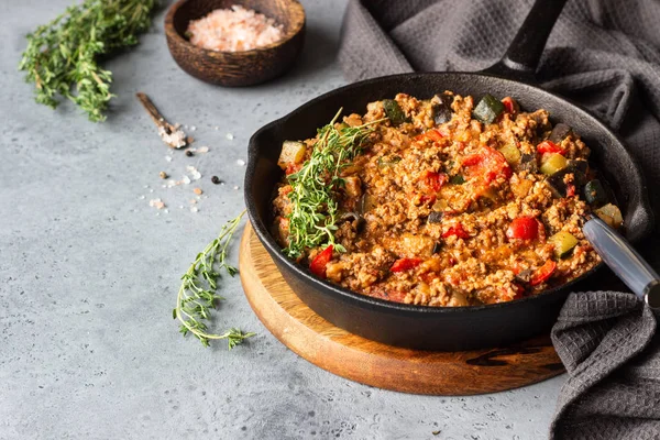 İtalyan sosu bolognese gri beton zemin üzerine kekik ile Pan. Kopya alanı.