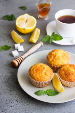 Tatlım, nane ve çay bir beton zemin üzerine kahvaltıda ev yapımı limonlu kek