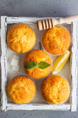 Tatlım, nane ve çay bir beton zemin üzerine kahvaltıda ev yapımı limonlu kek