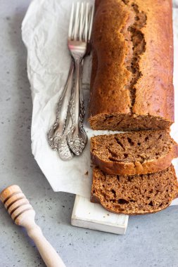 Pudra şekeri ile baharatlı tatlım pasta gri beton zemin üzerine servis. Tatlım pasta için Rosh Hashanah. Kopya alanı.
