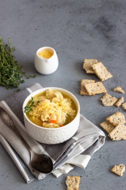 İtalyan çorbası Sebzeli Makarna ve beyaz fasulye ile çorba iki beyaz kase taze kekik ile tepesinde ve kraker gri beton zemin üzerine hizmet verdi. Vejetaryen yiyecekler kavramı.