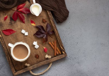 Kahve, baharat, kesme şeker, bir sonbahar yaprakları. Sonbahar dekorasyonu, Sonbahar ruh hali, rahatlatıcı ve natürmort kavramı. Düz yatıyordu, en iyi görünüm. Kopya alanı.