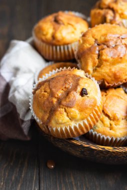 Taze ev yapımı elma tarçın çörekler 