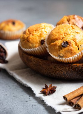 Taze ev yapımı elma tarçın çörekler 