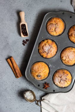 Taze ev yapımı elma tarçın çörek siyah kuru üzüm, tarçın ve anason ile yemek pişirme.
