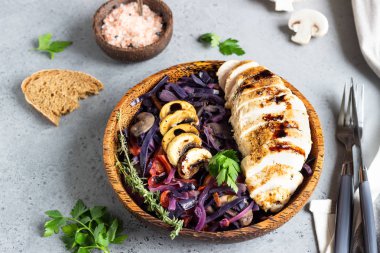 Kavrulmuş tavuk göğsü ve mantar ve domates haşlanmış kırmızı lahana.