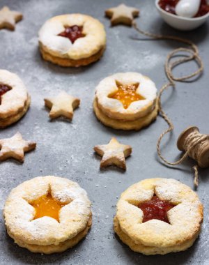 Kırmızı ve turuncu reçel ile ev yapımı kurabiye Noel ve yeni yıl. Düz yatıyordu. Geleneksel Avusturya Noel kurabiyeleri - Linzer bisküvi reçel ile dolu. Üstten görünüm. Kopya alanı.