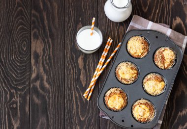 Taze ev yapımı kek krem peynir dolum ve streusel ile.