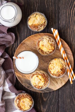 Taze ev yapımı kek krem peynir dolum ve streusel ile.