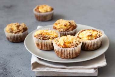 Taze ev yapımı kek krem peynir dolum ve streusel ile.