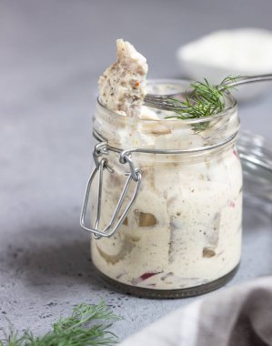 Ringa bir cam kavanoza hizmet ekşi krema soslu dilimlenmiş.