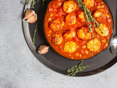 Baharatlı kırmızı fasulye, kırmızı biber ve kekik eski tavada ile köfte chili. Gri beton arka plan. Metin için yer kopyalayın.