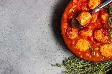 Baharatlı kırmızı fasulye, kırmızı biber ve kekik eski tavada ile köfte chili. Gri beton arka plan. Metin için yer kopyalayın.