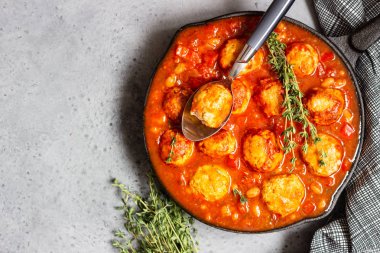 Baharatlı kırmızı fasulye, kırmızı biber ve kekik eski tavada ile köfte chili. Gri beton arka plan. Metin için yer kopyalayın.