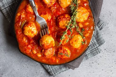 Baharatlı kırmızı fasulye, kırmızı biber ve kekik eski tavada ile köfte chili. Gri beton arka plan. Metin için yer kopyalayın.