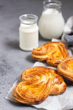 Maya ile bir kalp şeklinde şeker tatlı buns. Geleneksel Rus tatlı çörekler.