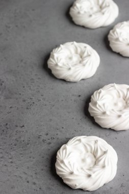 Mini Pavlova veya beze yuva, seçici odak. Gri beton arka plan. Kopya alanı.