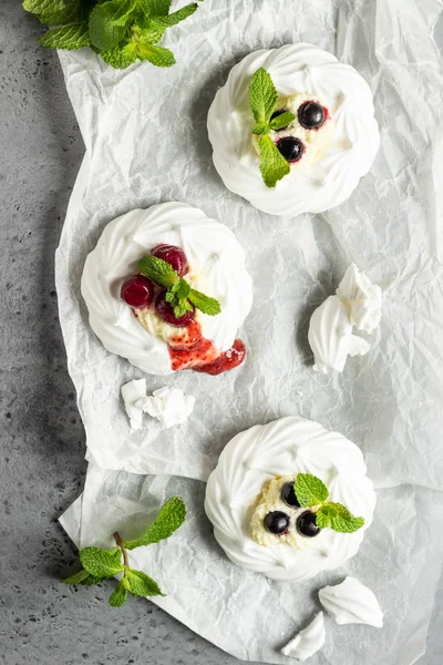 Mini Pavlova Ninhos Merengue Com Chantilly Bagas Hortelã Foco Seletivo — Fotografia de Stock