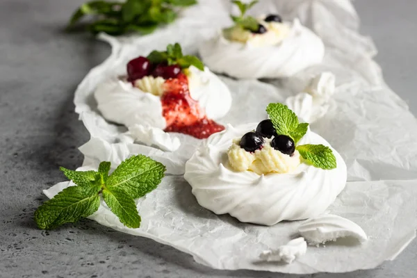 Mini Pavlova Ninhos Merengue Com Chantilly Bagas Hortelã Foco Seletivo — Fotografia de Stock