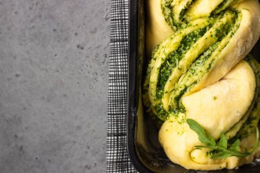 Ev yapımı örgülü roka pesto ekmek. İtalyan ekmeği. Gri beton arka plan. Uzay kopyalayın. Üstten görünüm.