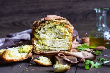 Ev yapımı örgülü roka pesto ekmek. İtalyan ekmeği. Eski ahşap arka plan. Kopya alanı. 