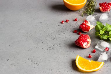 Gıda arka plan gri kayrak, taş veya beton tablo nar limonata yapmak için malzemeler ile. Kopya alanı.