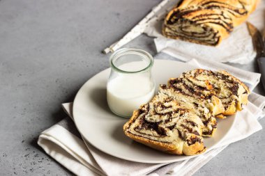 Haşhaş tohumlu kremalı dondurma. Haşhaş tohumu örülmüş ya da rulo ekmek, Babka. Geleneksel Polonya tatlı Noel ekmeği.