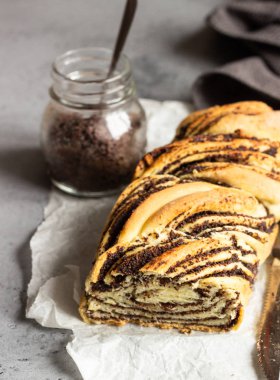 Haşhaş tohumlu kremalı dondurma. Haşhaş tohumu örülmüş ya da rulo ekmek, Babka. Geleneksel Polonya tatlı Noel ekmeği.