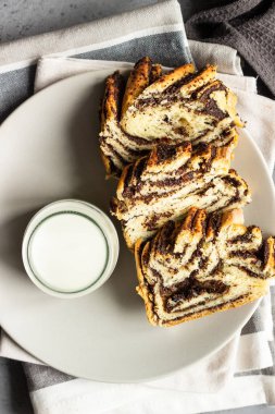 Haşhaş tohumlu kremalı dondurma. Haşhaş tohumu örülmüş ya da rulo ekmek, Babka. Geleneksel Polonya tatlı Noel ekmeği.