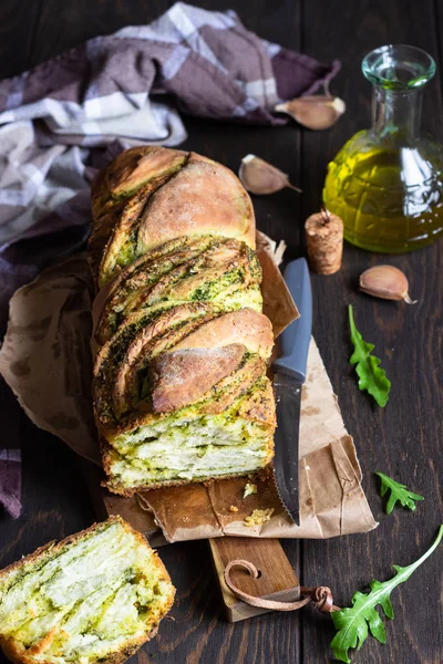 Hausgemachtes Geflochtenes Rucola Pesto Brot Italienisches Brot Alten Hölzernen Hintergrund — Stockfoto