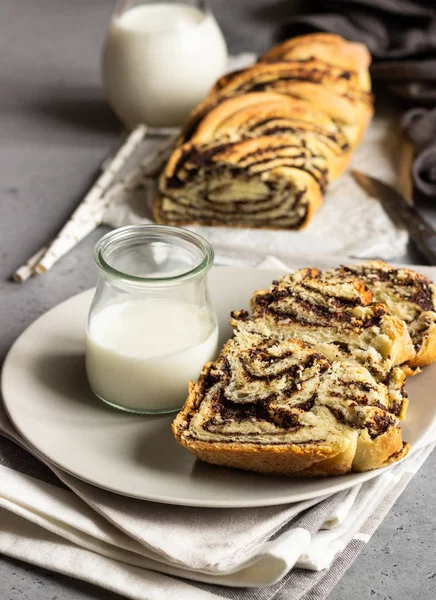Haşhaş tohumlu kremalı dondurma. Haşhaş tohumu örülmüş ya da rulo ekmek, Babka. Geleneksel Polonya tatlı Noel ekmeği.