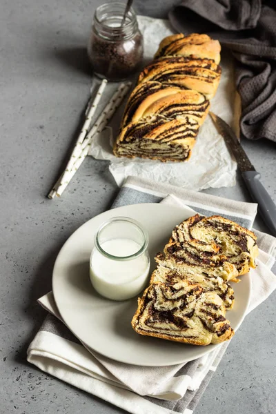 Haşhaş tohumlu kremalı dondurma. Haşhaş tohumu örülmüş ya da rulo ekmek, Babka. Geleneksel Polonya tatlı Noel ekmeği.
