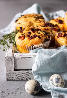 Lezzetli kek, Bıldırcın yumurta, ve gri bir taş zemin üzerine yeşil soğan peynir ile. Protein kahvaltı. Rustik tarzı.