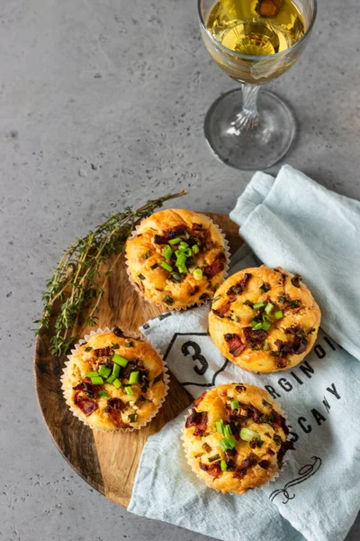 Salta Muffins Med Bacon Vaktelägg Grön Lök Ost Grå Sten — Stockfoto