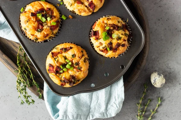 Salta Muffins Med Bacon Vaktelägg Grön Lök Ost Grå Sten — Stockfoto