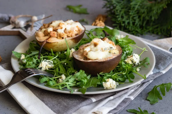 닭고기 호두와 Arugula 플레이트에와 구운된 슬레이트 콘크리트 테이블입니다 샐러드 크리스마스 — 스톡 사진