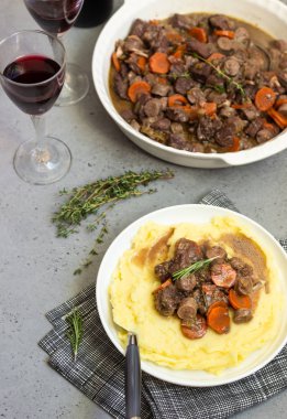 Ederim ya da sebze ve otlar bir güveç et güveç.