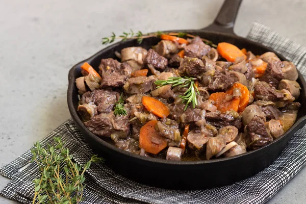 Een Koekepan Met Rundvlees Bourguignon Vlees Gestoofd Met Worst Wortelen — Stockfoto