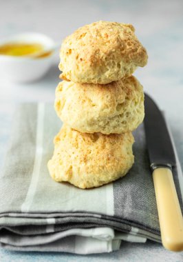 Limon reçel ile geleneksel İngiliz çörekler.