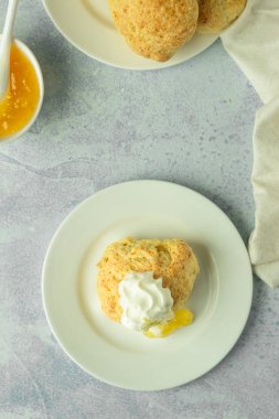 Limon reçel ve krema ile geleneksel İngiliz çörekler. Metin için yer kopyalayın.